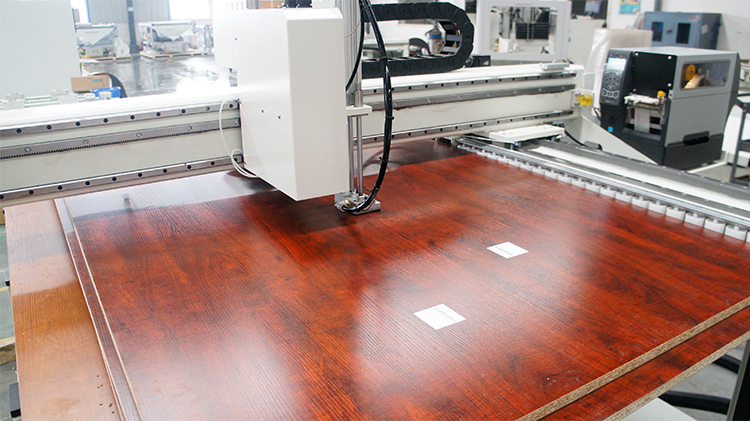 هنان-DAESHIN با استفاده از تجهیزات مرکز ماشینکاری CNC EXCITECH با مجله ابزار چرخ و فلک، کارخانه DASHIN HOME DESIGN FACTORY را ایجاد کرد که به عنوان یک پروژه آزمایشی تولید هوشمند ملی جایزه گرفت.